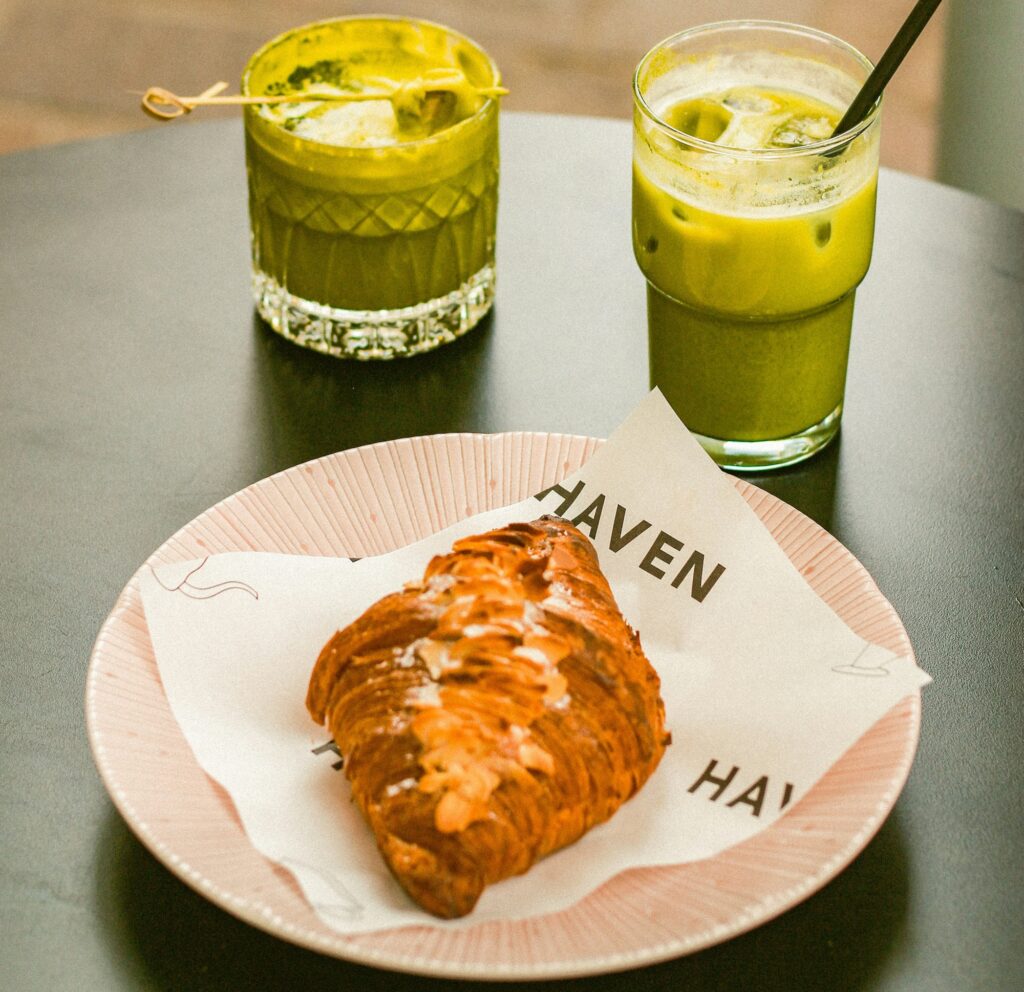 matcha latte e brioche - unsplash