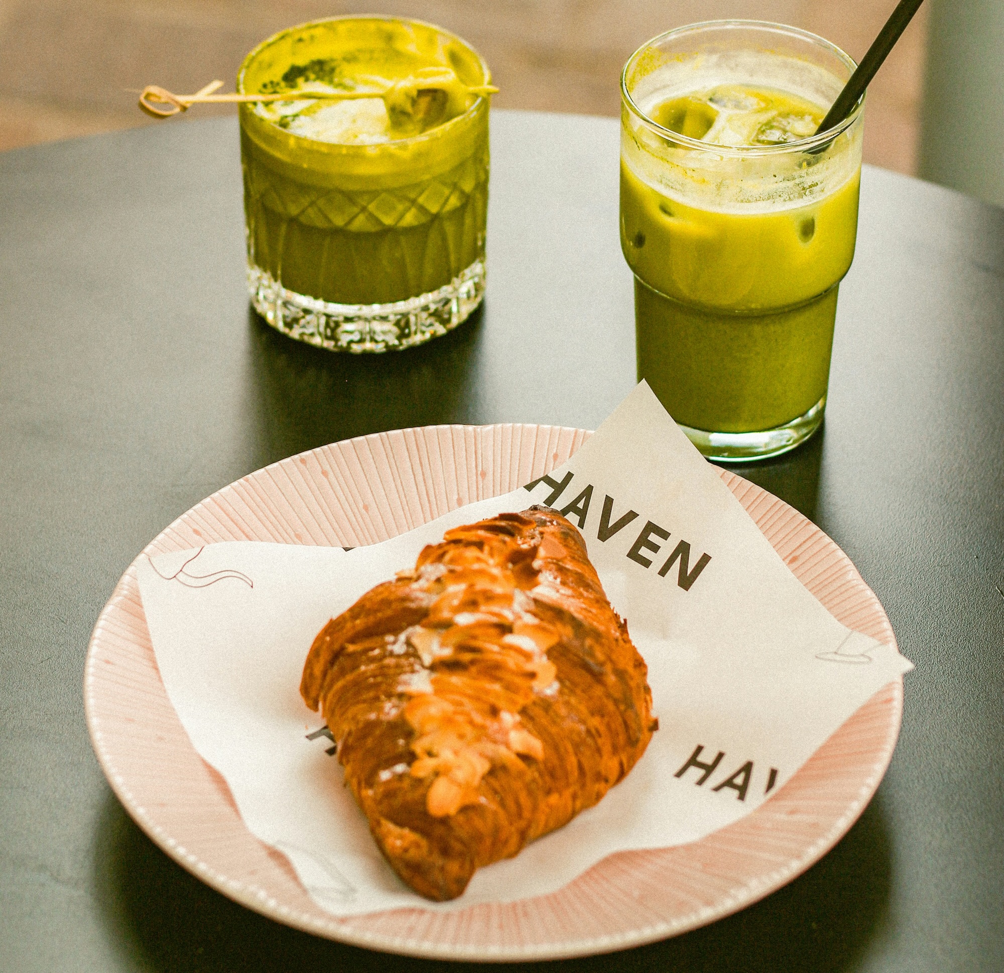 matcha latte e brioche - unsplash