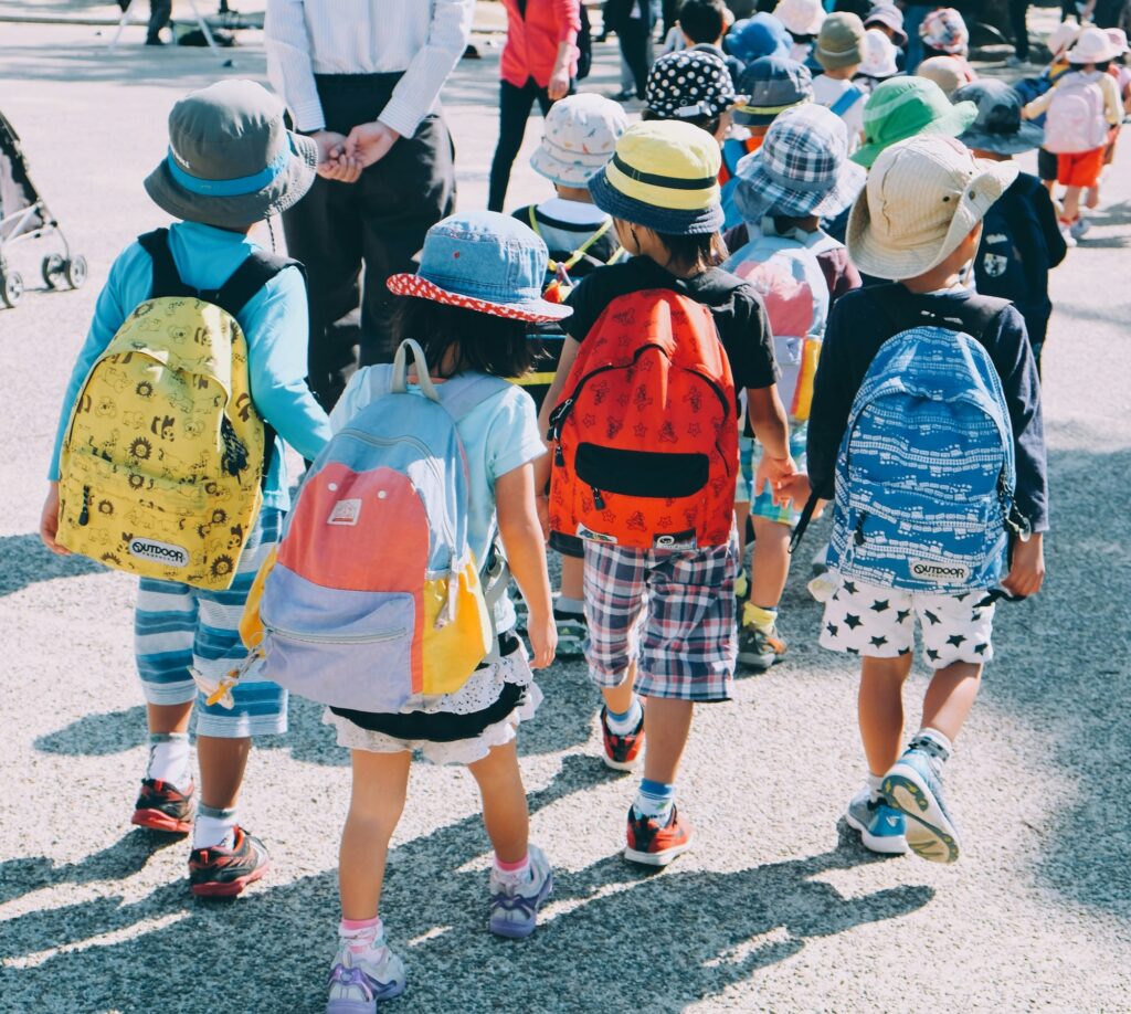 bimbi a scuola-unsplash