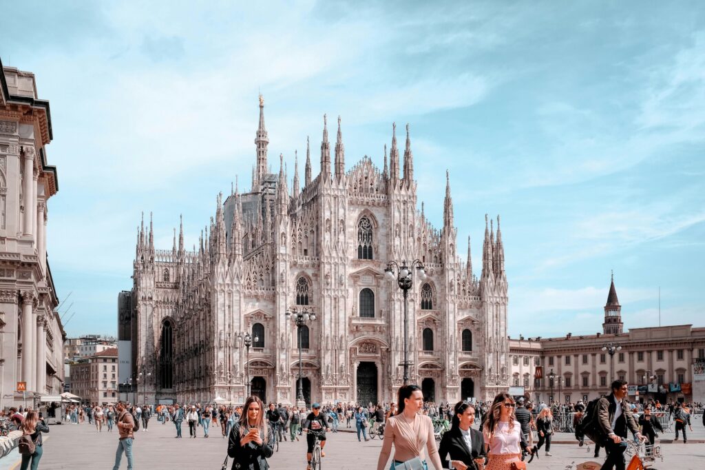 zach-rowlandson-Milano-estate-unsplash