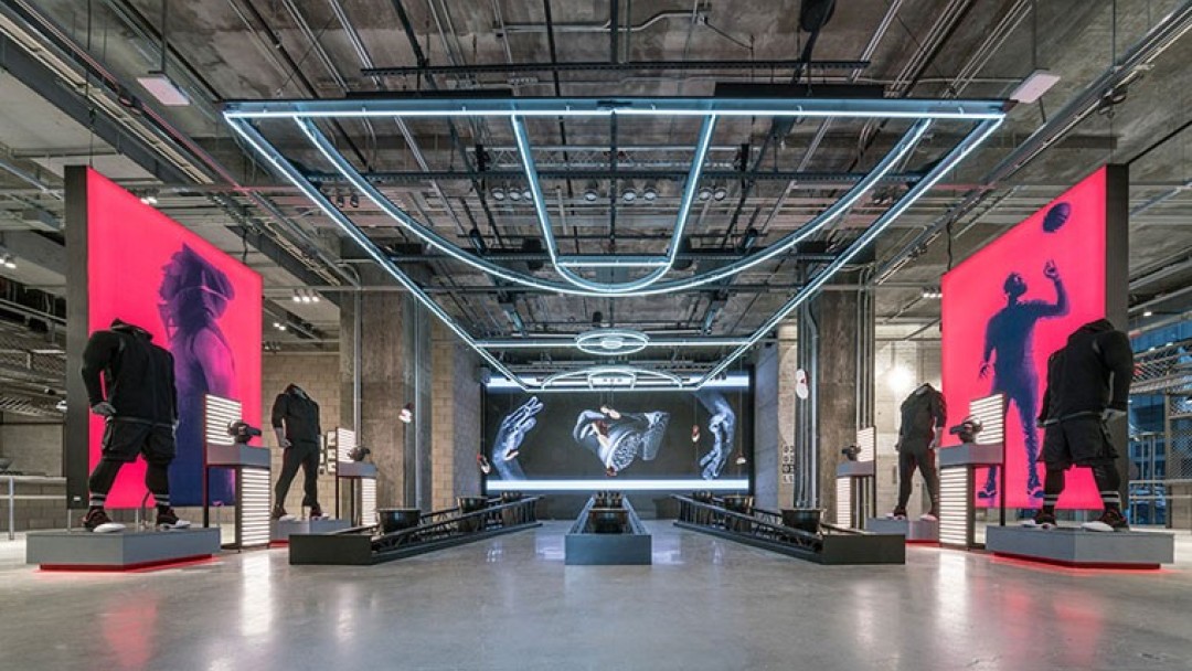 Indomable abrazo bomba Adidas apre a Milano il più grande store d'Italia con un padrino d'ecc...