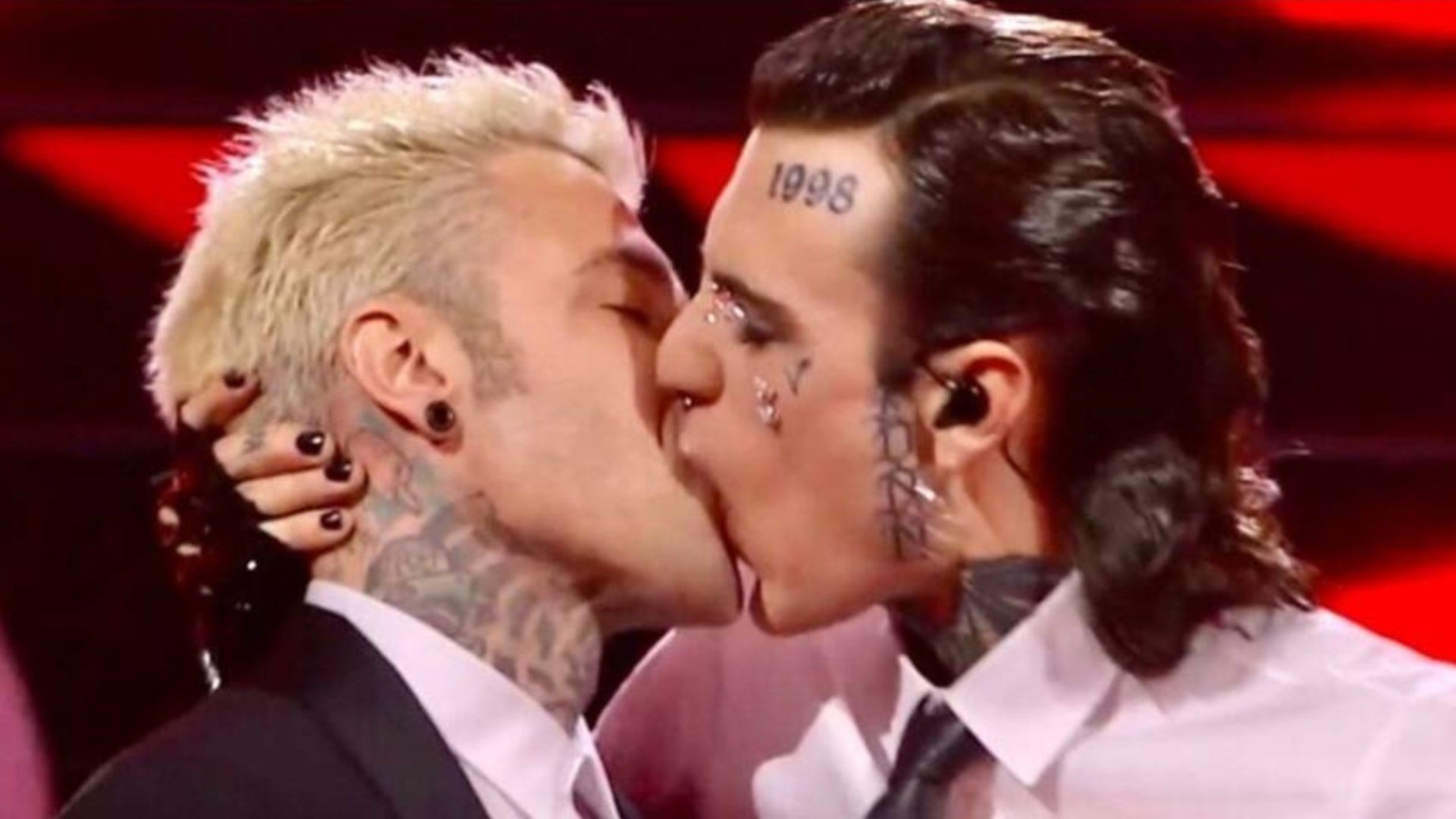 bacio_fedez_rosa_chemical