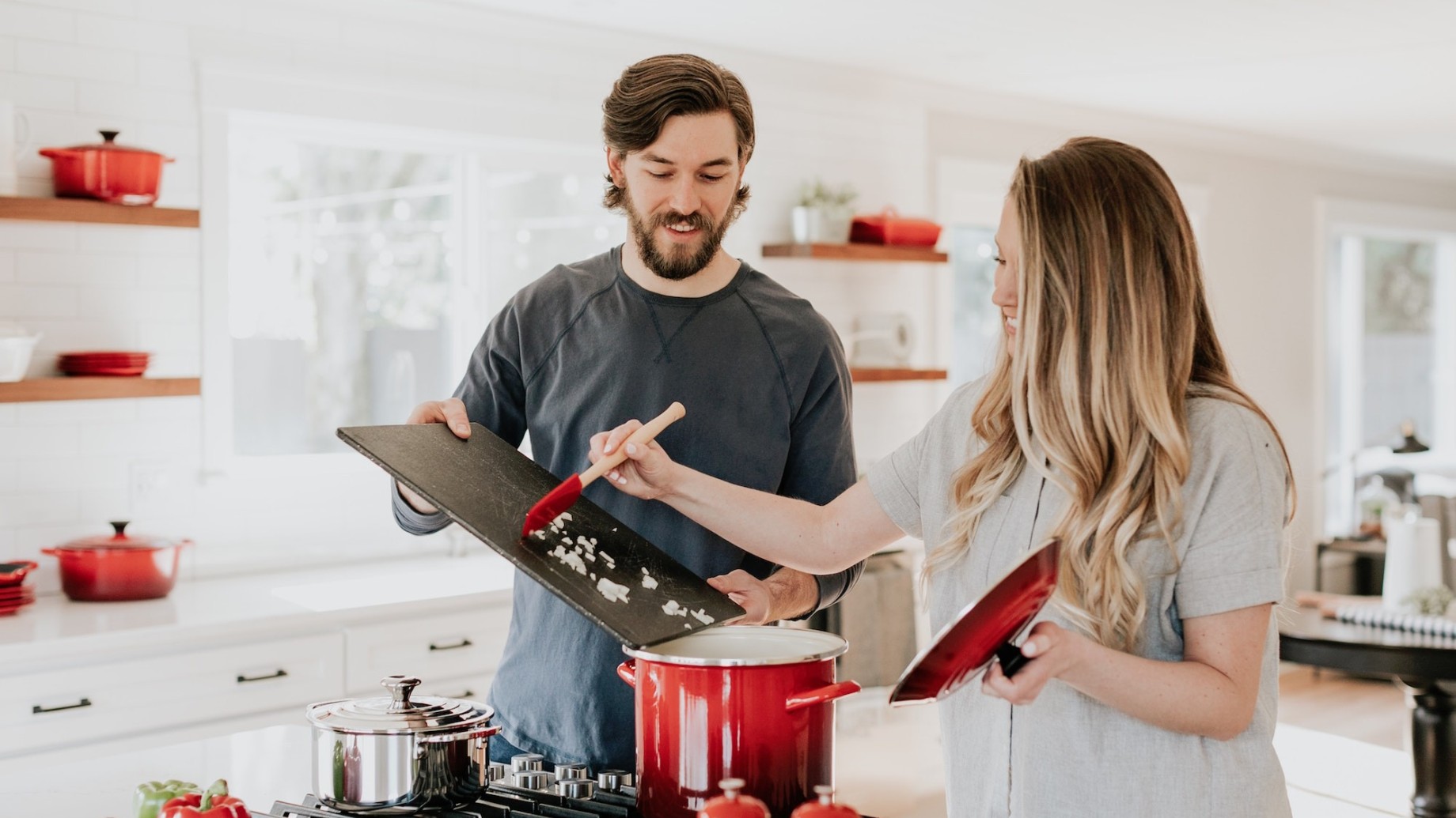 Uomo che fa le faccende domestiche. L'uomo caucasico rimuove la