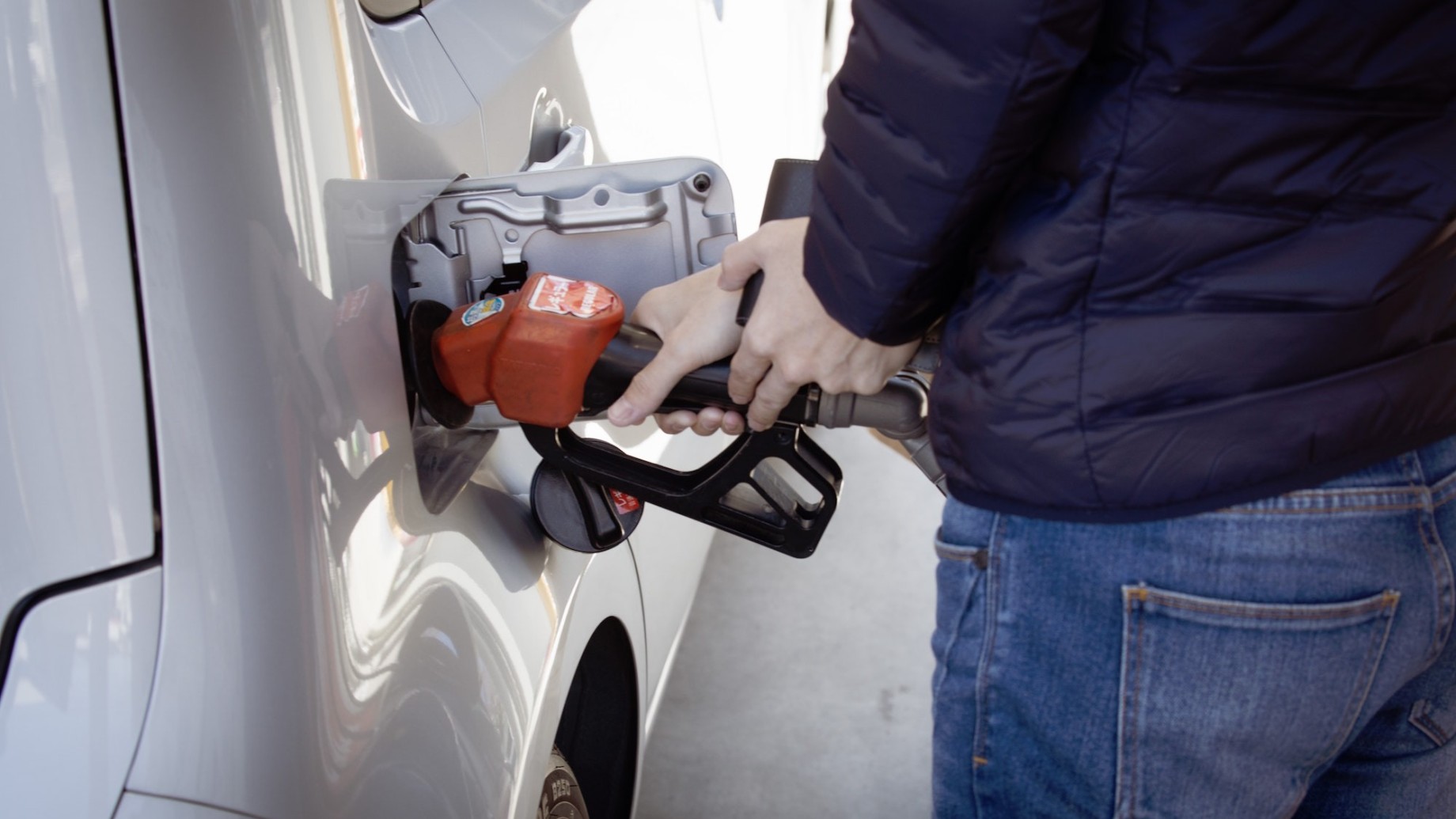 Ma il genio? Un tizio ha fatto il pieno di benzina ed è scappato. Ma a