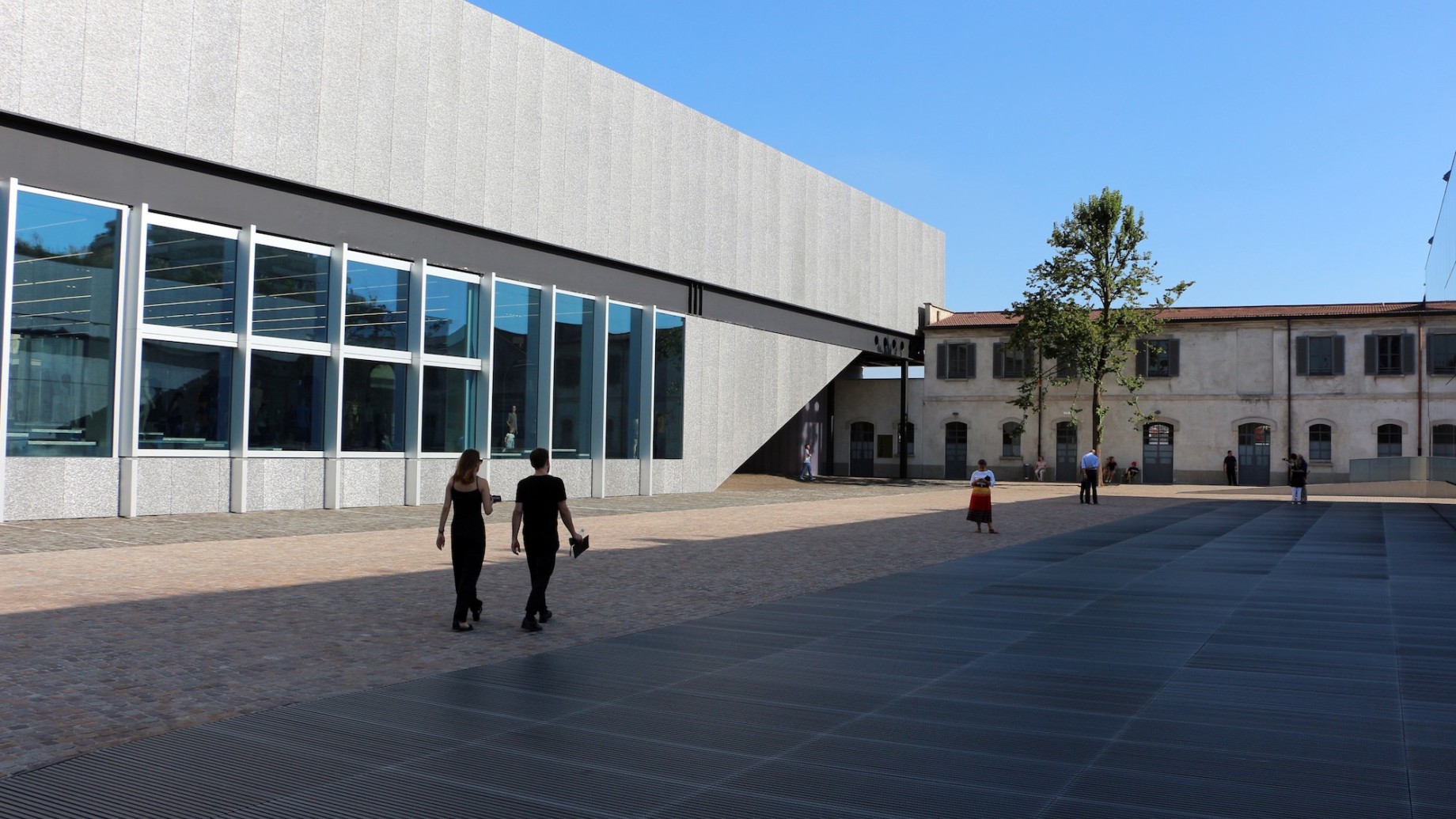 fondazione_prada_milano_cortile_02