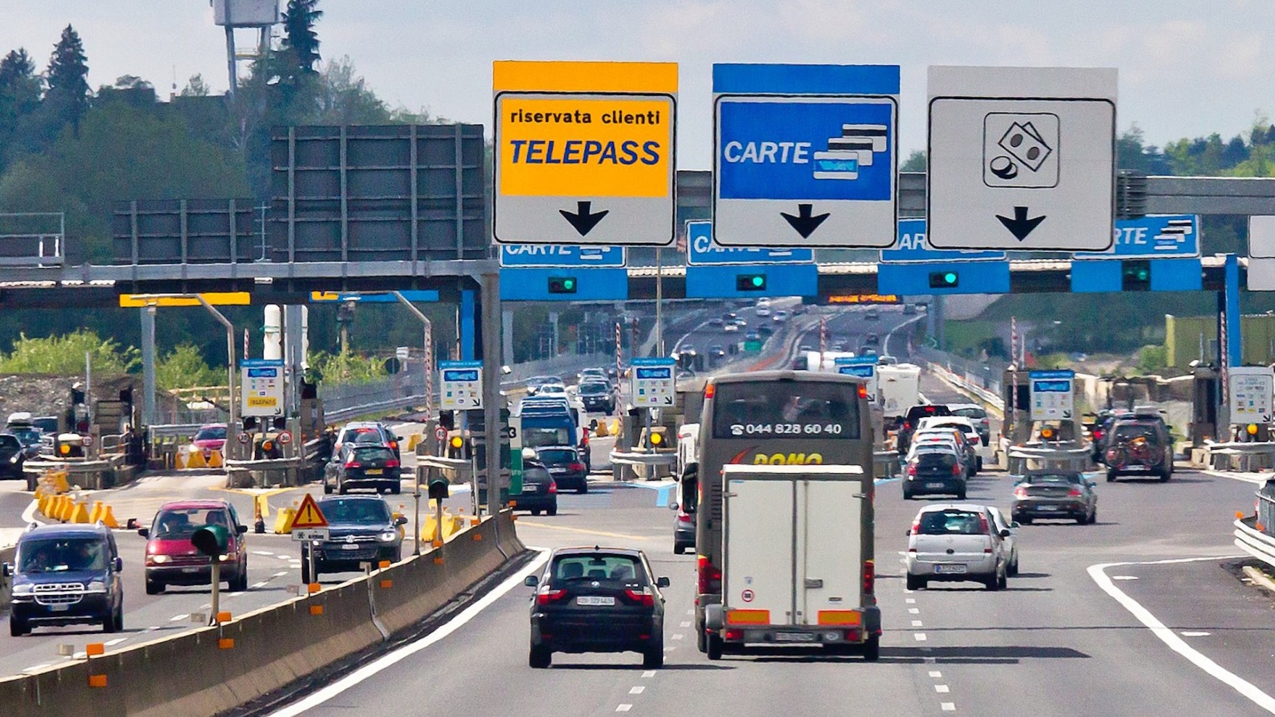 highway_a9_toll_station_como_grandate_italy8973