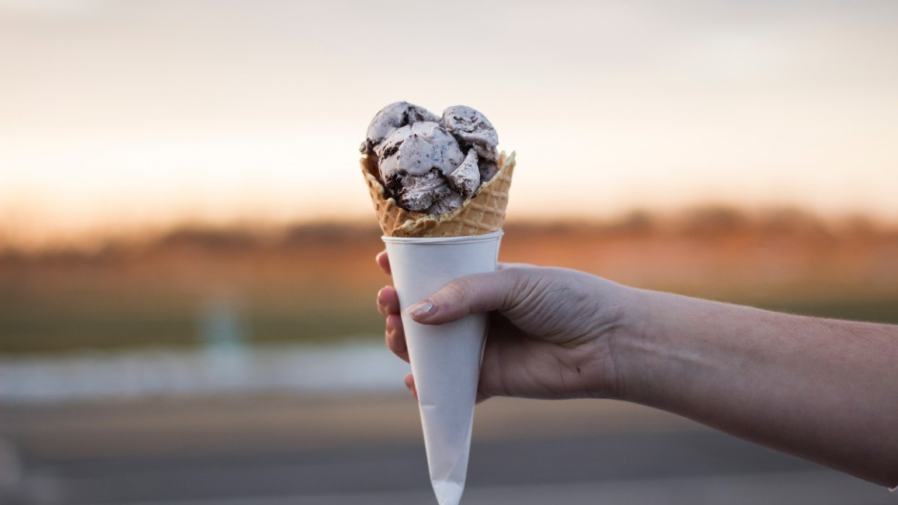 ice_cream_cone_hand_food3079