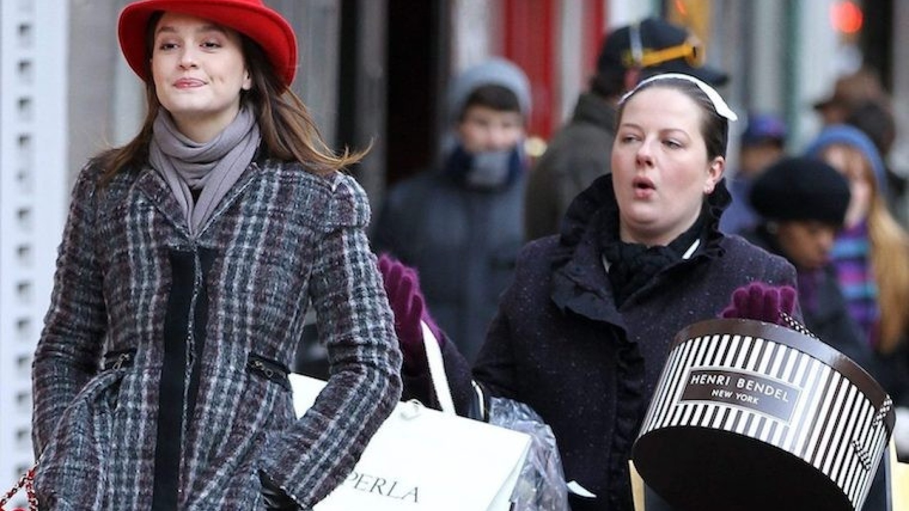 leighton-meester-zuzanna-szadkowski-film-shopping-scene-gossip-girl-new-york-e1489083337665