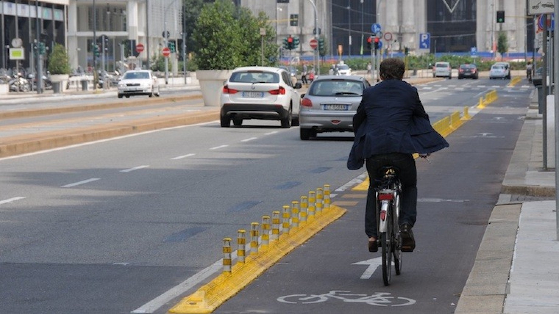 pista_ciclabile_bici_milano_via_pisani_04