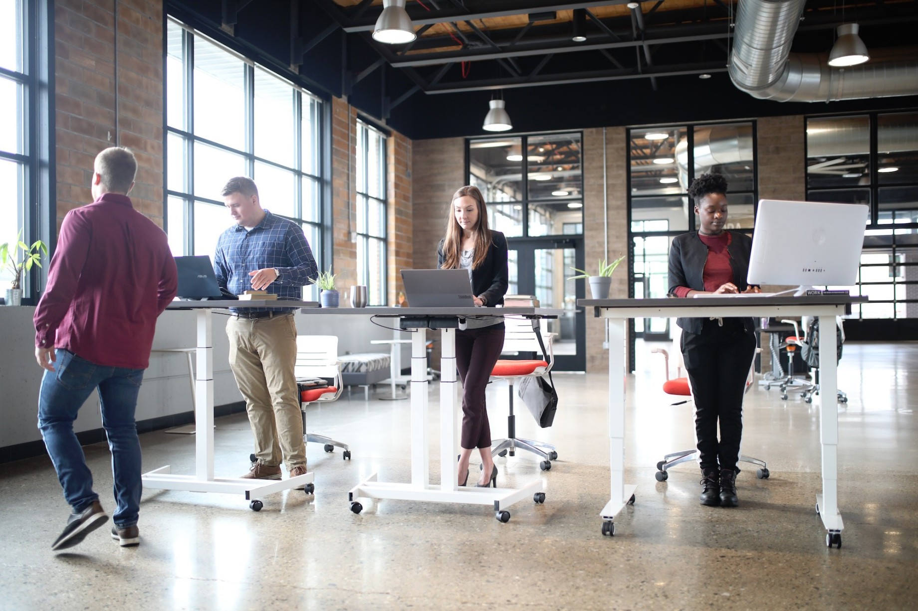 Standing desk: cos'è e i benefici del lavorare in piedi - Donna